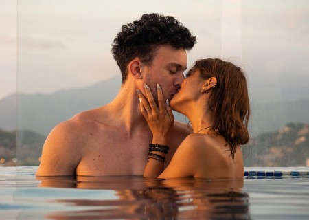 couple qui s'embrasse dans une piscine