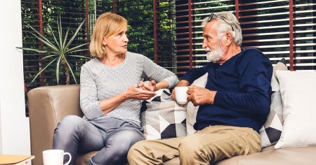 discussion entre personnes âgées