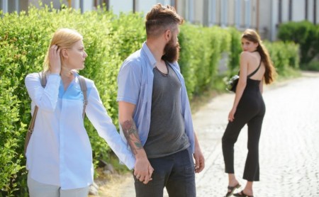 homme attiré par une autre femme