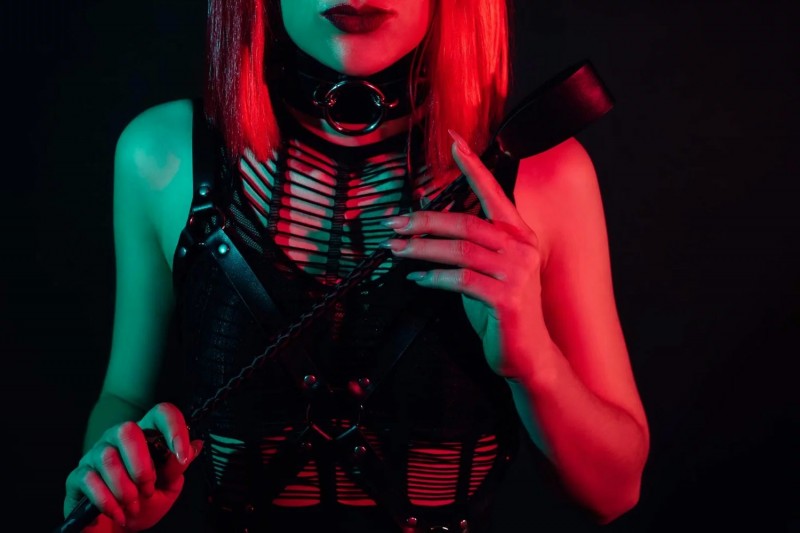 Une dominatrice expérimentée se confie et témoigne de ses sessions BDSM